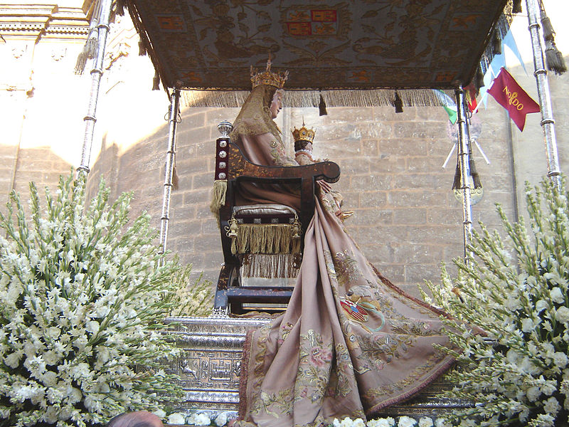 Archivo:SevillaProcecionVirgenDeLosReyes09T.jpg