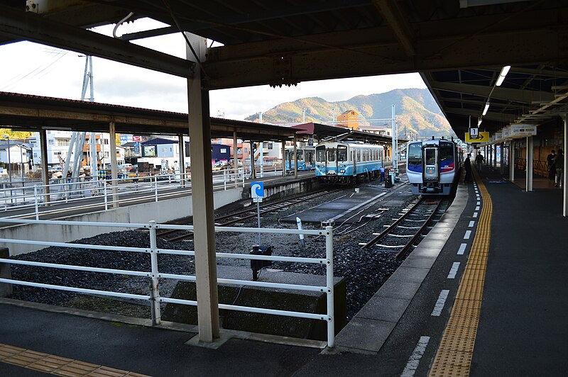 File:Uwajima Station, platform.jpg