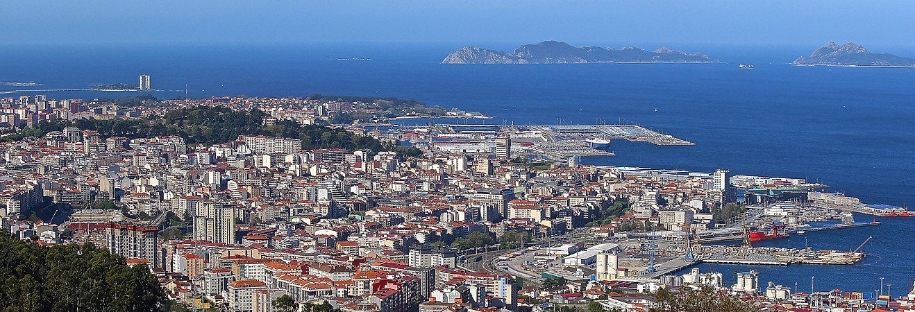 Vista panorámica del centro de Vigo en donde se pueden apreciar diversos parques dentro de la ciudad, la Ría y las islas de Monteagudo y Montefaro.