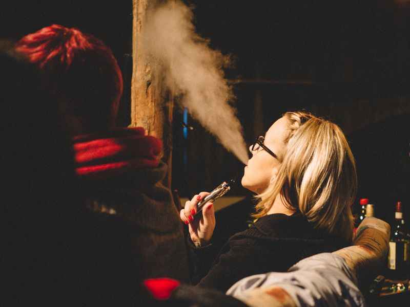 Файл:Young blonde woman vaping.png