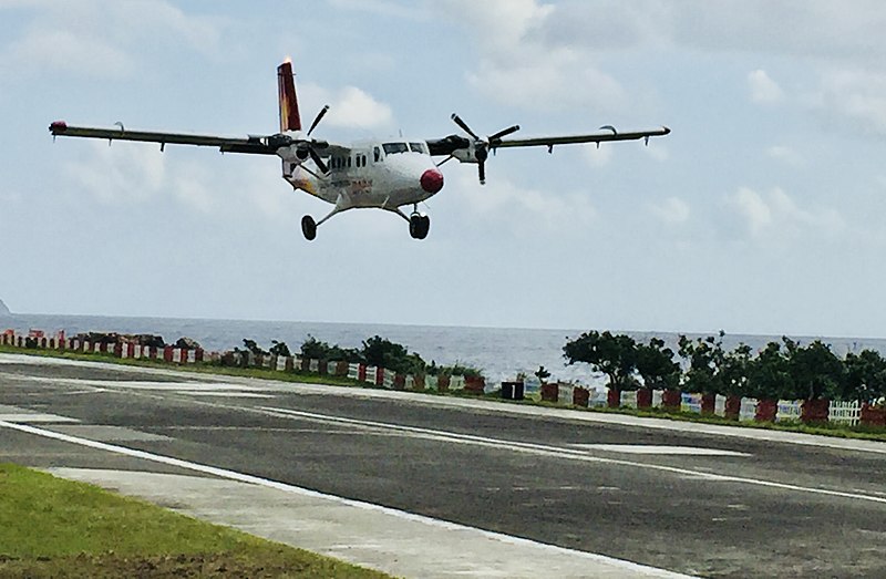 File:德安航空班機降落蘭嶼機場-左側進場.jpg