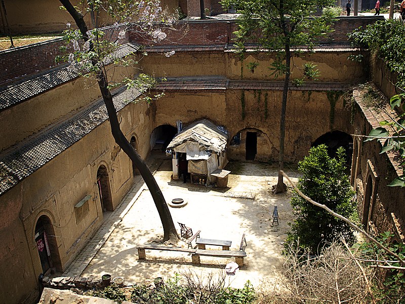 Archivo:Cave Dwelling - Courtyard.jpg