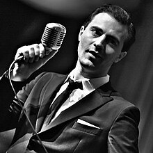 Darius Campbell performing