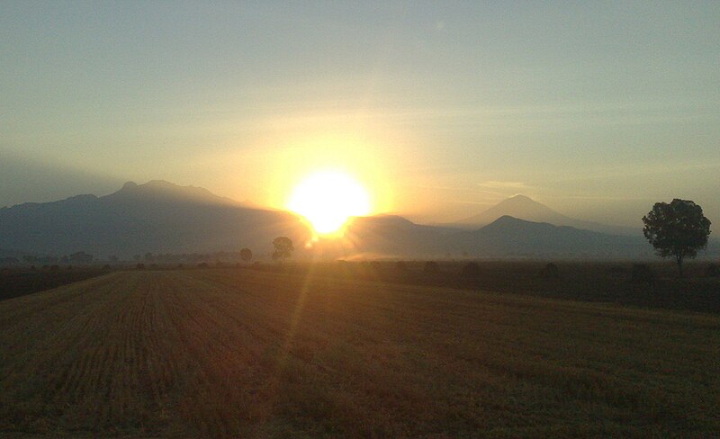 Archivo:Míxquic-Amanacer con volcanes.jpg