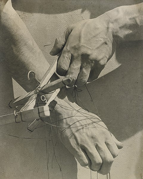 Файл:Modotti HandsOfThePuppeteer MIA 8587.jpg