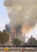 Vista frontal del fuego desde el puente Saint Michel.