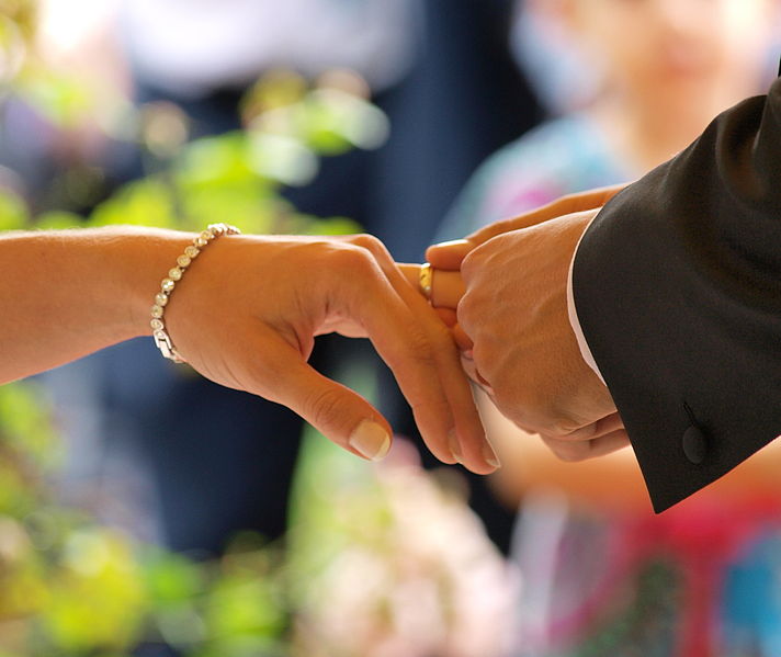 Файл:Placing a wedding ring.jpg