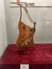 Another instrument using saung in its name, a museum display of the byat saung or byauth caungg (ဗျပ်စောင်း), the Burmese lyre.