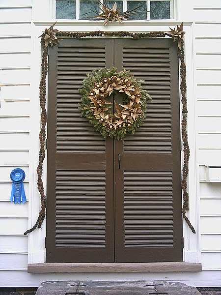 File:Williamsburg wreath.jpg