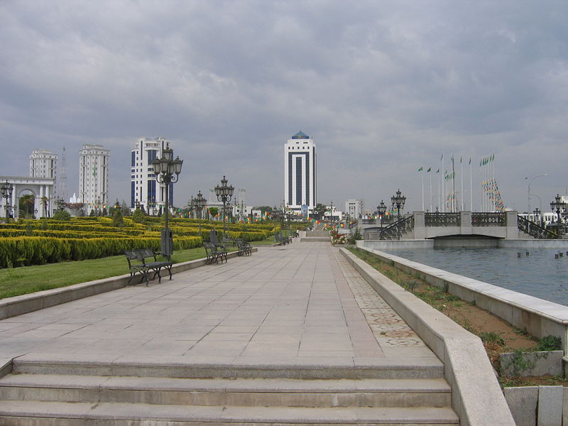 Archivo:Ashgabat city park.jpg