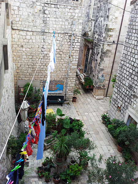 File:Courtyard in Dubrovnik.jpg