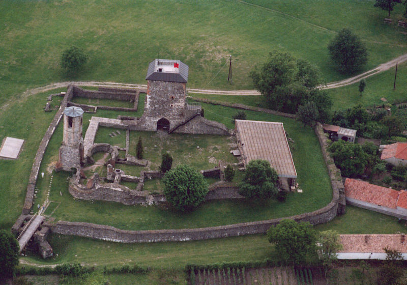 File:Kisnána - Castle.jpg