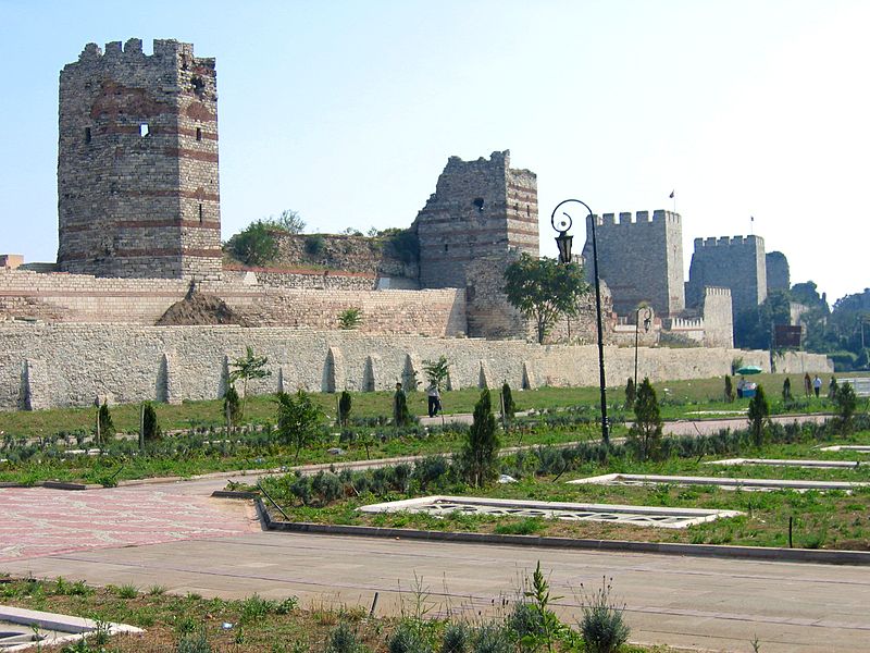 File:Theodosianische Landmauer in Istanbul.jpg