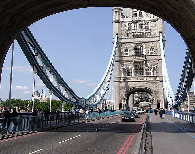 Файл:Tower.bridge.4.roadtraffic.london.arp.jpg