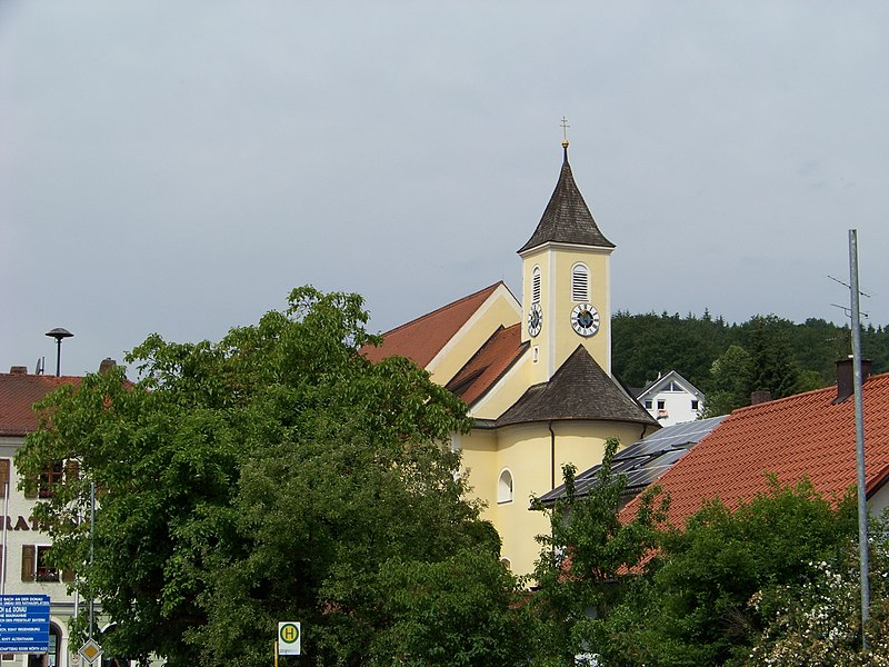 File:Bach-an-der-Donau-Kirche-Mariä-Geburt.jpg