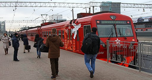 Электропоезд-аэроэкспресс ЭД4М-0420 на восьмом пути вокзала, вид с шестой платформы