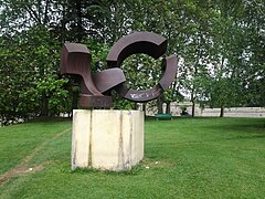 Escultura en un parque de Pamplona