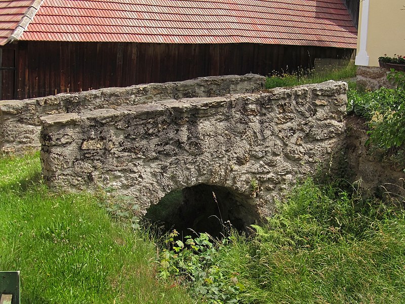 File:Fußgängerbrücke zur Ortskapelle Walterschlag.jpg