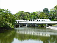 南北線黑松、八乙女之間。真美澤堤上的1000系車輛（2005年5月）