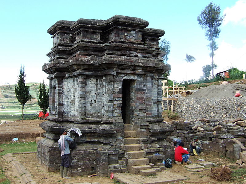 File:Candi Gatotkaca.jpg