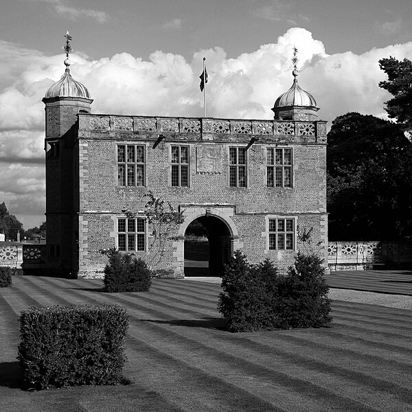 File:Charlecote Gate House.jpg