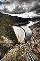 La presa del río Gordon, también conocida como la presa Gordon, es una presa de curvatura doble en el río Gordon en Tasmania. Su altura es de 140 metros, haciéndola en la presa más alta en Tasmania y la 5ª más alta en Australia. Por Noodle snacks