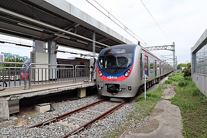 A train stopped at an outdoor bay platform