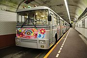 抵達黑部水庫站的300形無軌道電車