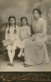 Marija Šlapelienė with daughters.jpeg