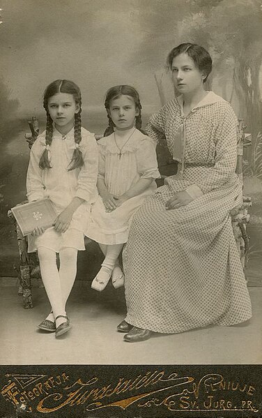 File:Marija Šlapelienė with daughters.jpeg