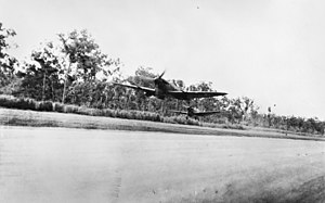 Два Spitfire взлетают с аэродрома близ Дарвина в марте 1943 года