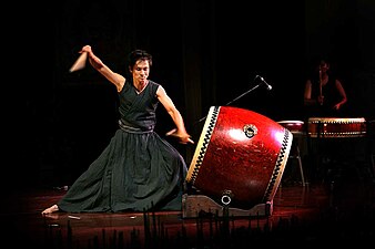 A middle-sized chū-daiko being played on a slanted stand