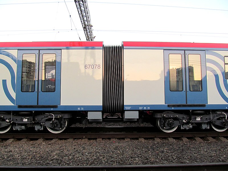 Файл:Serial gangway ("Moskva" car).jpg