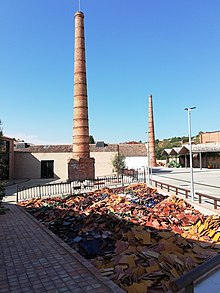 Una de las dos chimeneas del Terracotta, en el patio.