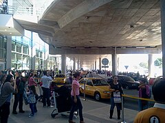 Vía de Acceso y zona de taxis