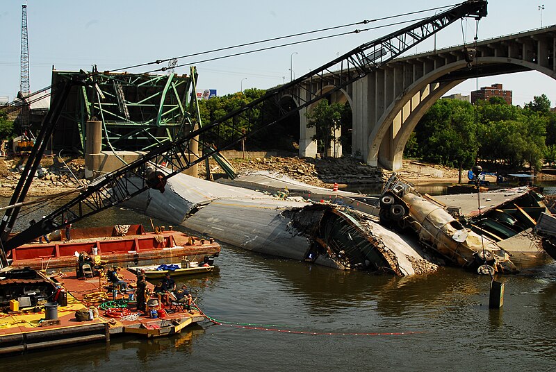 File:I35 bridge collapsed divers.jpg