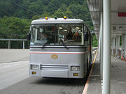 抵達扇澤站的300形無軌道電車