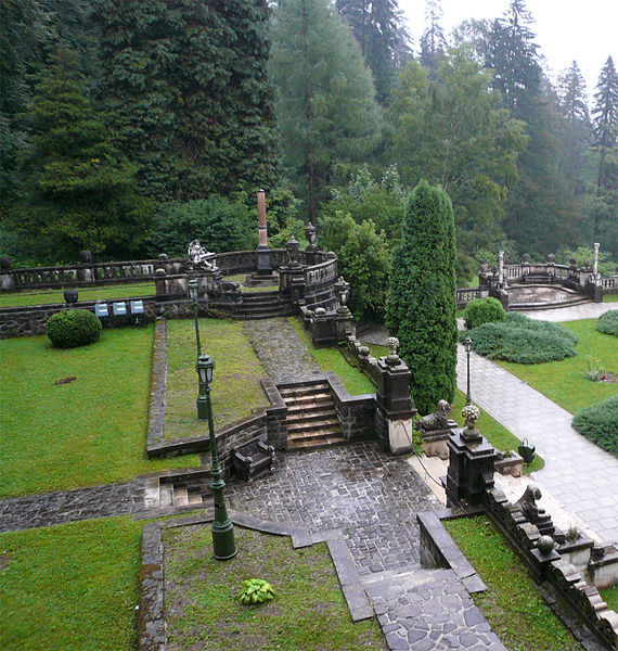 Файл:Peleş Castle Garden.jpg