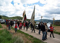 Detalle de la bajada de la comitiva con los de Puebla de San Miguel (Valencia), durante la «Romería de Santa Quiteria», en Hoya de la Carrasca, Arcos de las Salinas (Teruel), año 2013.