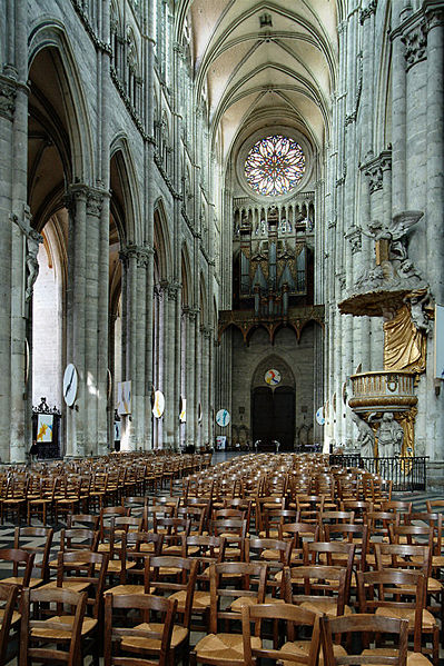 Файл:Amiens cathedral nave-west.jpg