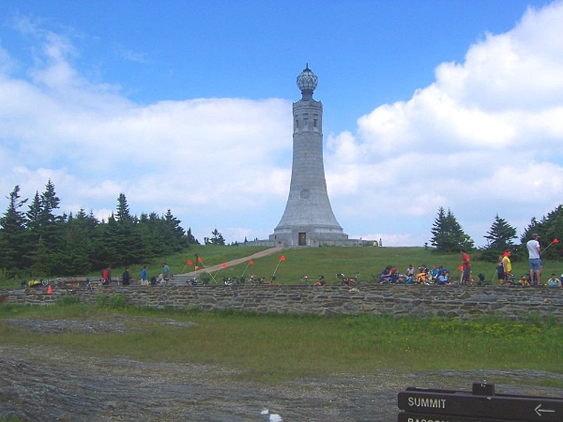 Файл:Greylock summit monument.JPG