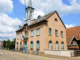 The town hall in Issans