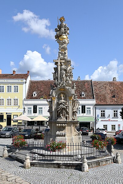 File:Retz - Dreifaltigkeitssäule.JPG