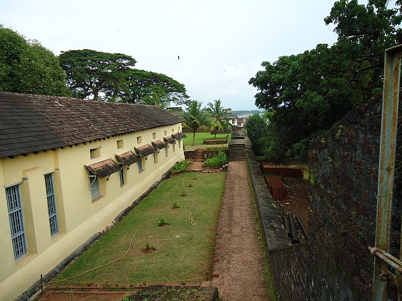 File:Thalassery Fort Wall.JPG