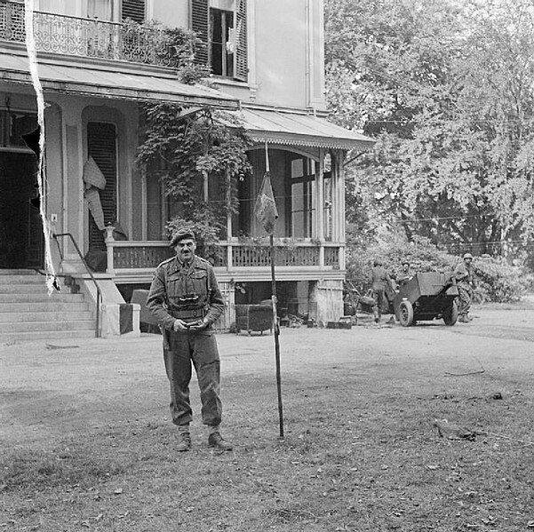 File:Urquhart outside his headquarters.jpg