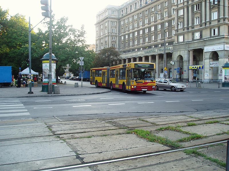 File:Anielewicza (autobus 111).JPG