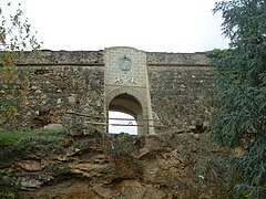 Vista de la muralla y la puerta