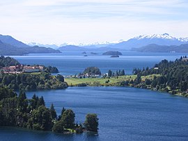 El lago Nahuel Huapi, la península de Llao Llao, y la Cordillera de los Andes, cerca de Bariloche.