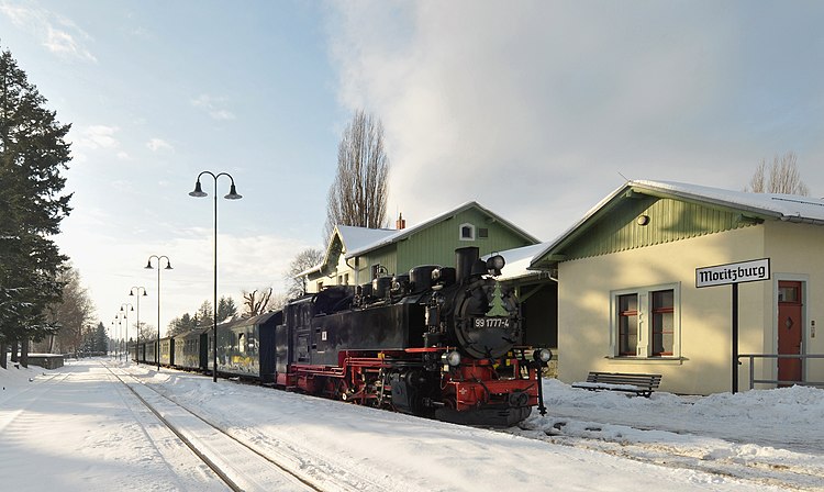 Узкоколейный паровоз DR Class 99.77-79[англ.] на железнодорожной станции Морицбурга