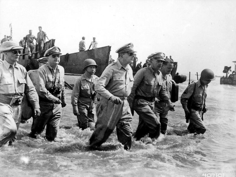 Archivo:Douglas MacArthur lands Leyte.jpg